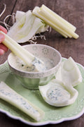 Barchette di finocchi e sedano con formaggio alle erbe aromatiche