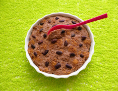 Torta cruda proteica con cereali e scaglie di fave di cacao