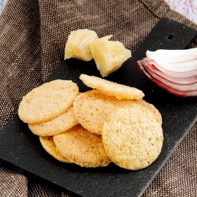 Chips proteiche al formaggio e cipolla
