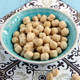 Palline di soia soffiate all’aroma di panna e cipolla