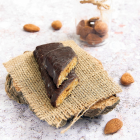 Barretta con sciroppo d’acero, frutta e mandorle ricoperta di cioccolato