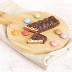 Barretta proteica cioccolato e caramelle multicolore