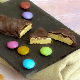 Barretta proteica cioccolato, vaniglia e caramelle multicolore