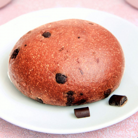 Pane bianco rotondo con gocce di cioccolato