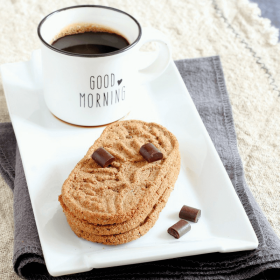 Biscotti proteici per la colazione cacao e gocce di cioccolato
