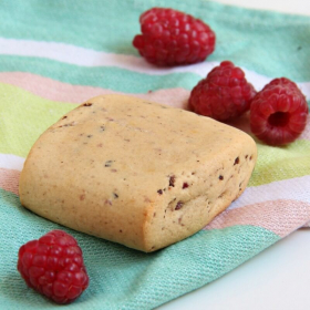 Maxi brownie chocolat blanc avec pépites de framboise