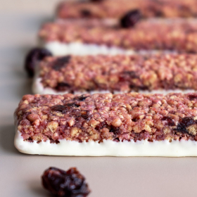 Barretta proteica ai frutti rossi e cioccolato bianco