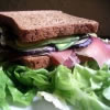 Un panino di carattere, leggero, adatto alla fase 1 della dieta proteica. Facile da preparare prima per pranzi veloci e sani.