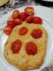 Una gustosa focaccia alle olive e ai pomodorini da gustare durante la fase 2 della dieta iperproteica MinciDélice. L'ingrediente protagonista: la bustina di focaccia alle olive iperproteica.